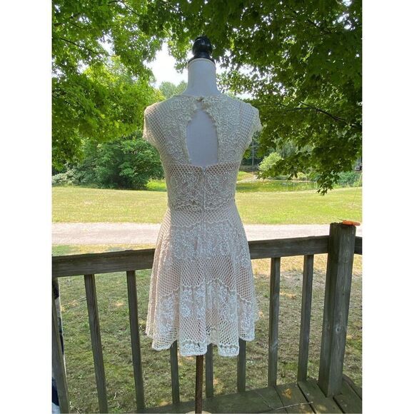 City Triangle Women's Ivory Nude Floral Lace Jewel Waist Cocktail Dress Size 6 - Picture 5 of 8